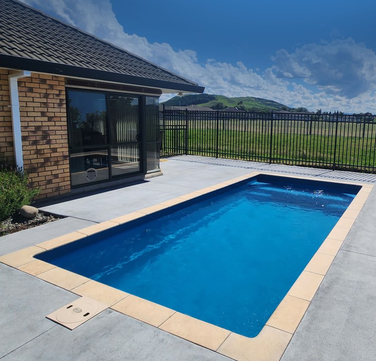 Beach Blue fibreglass pool