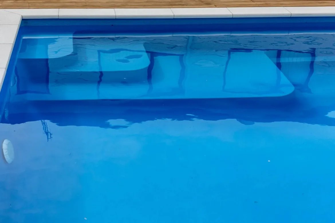 Big Bertha fibreglass pool with twin curved deep-end benches